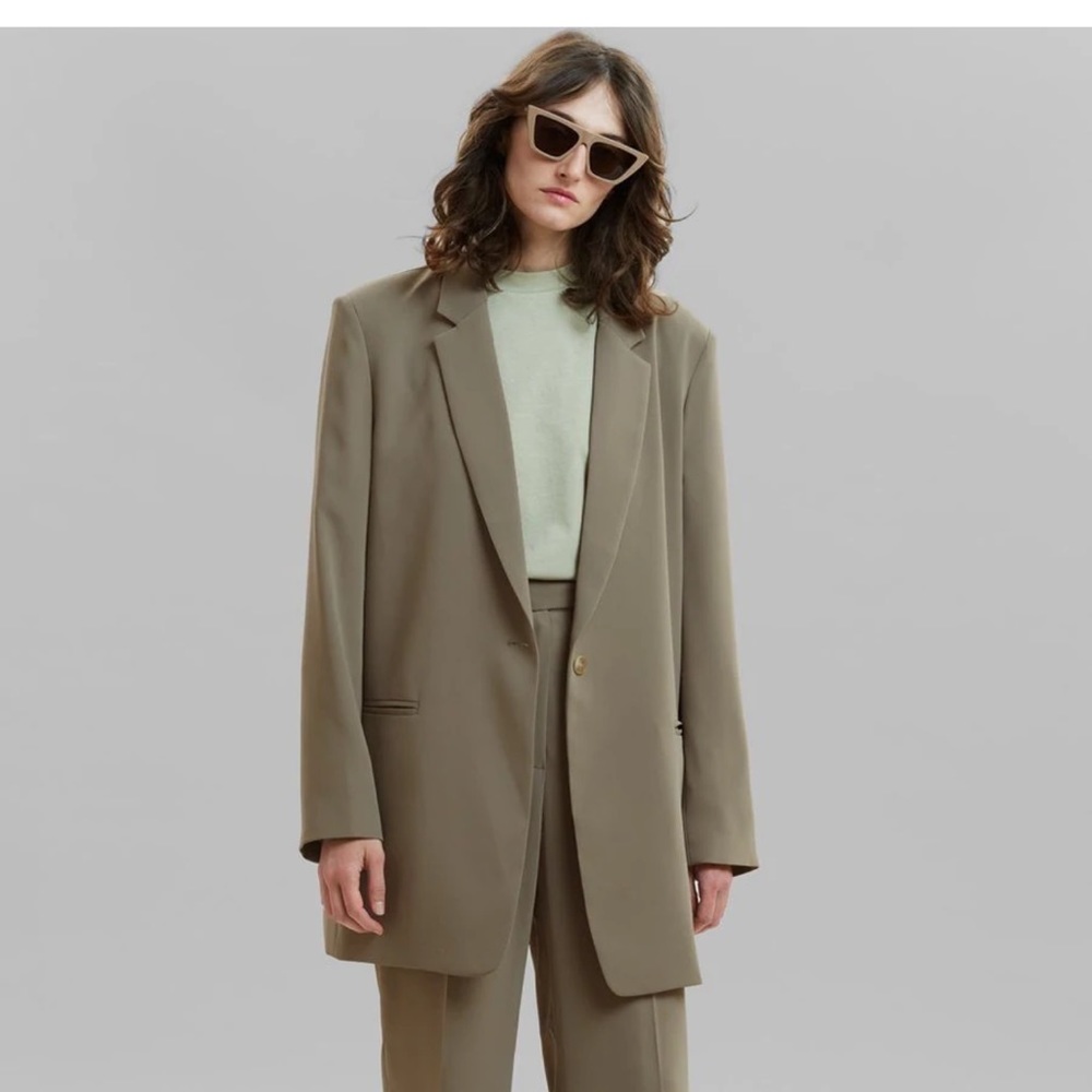 The Frankie Shop Relaxed Single-Button Blazer in Taupe